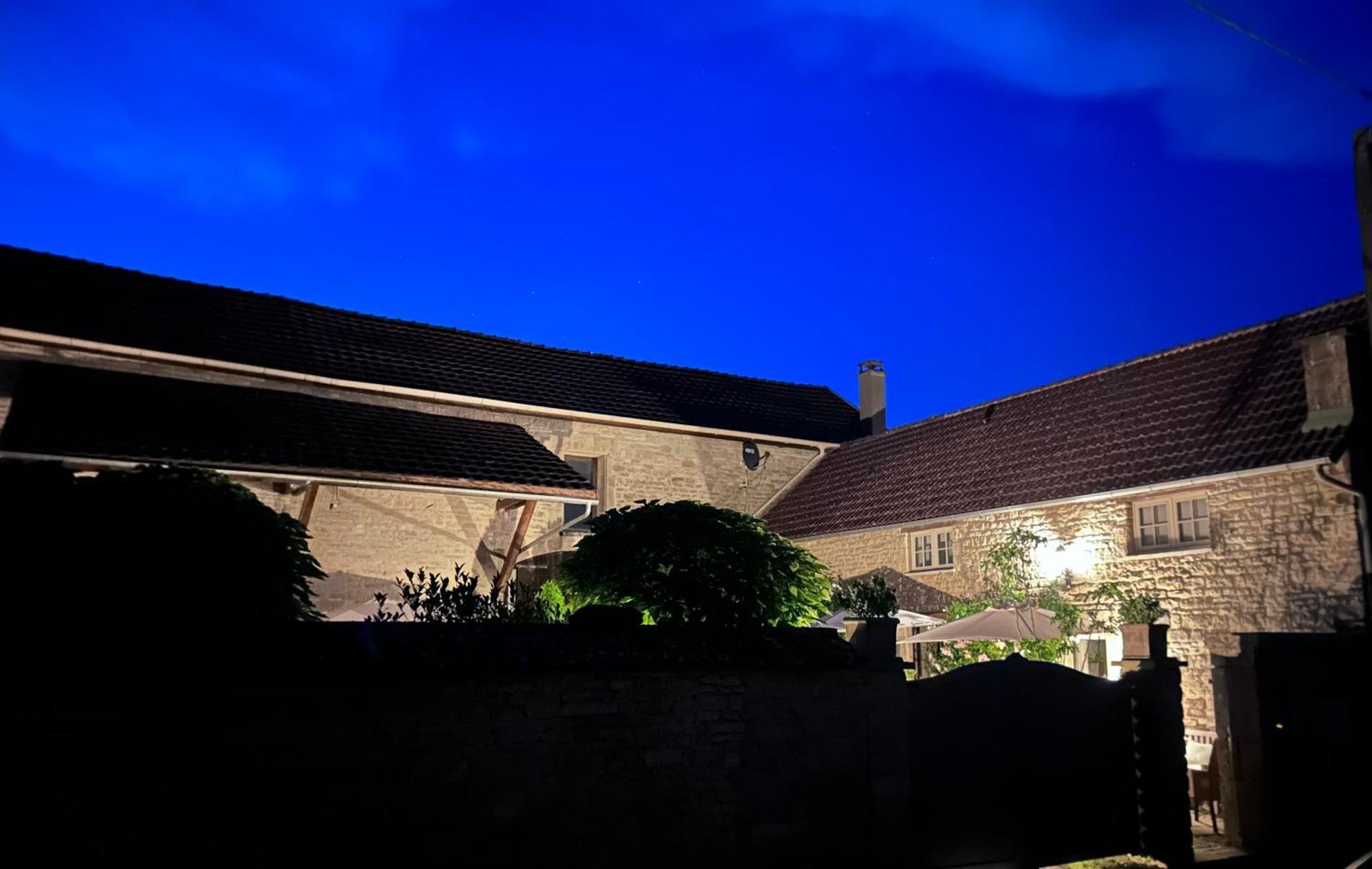 La Cour Des Delices Bed & Breakfast Gigny  ภายนอก รูปภาพ