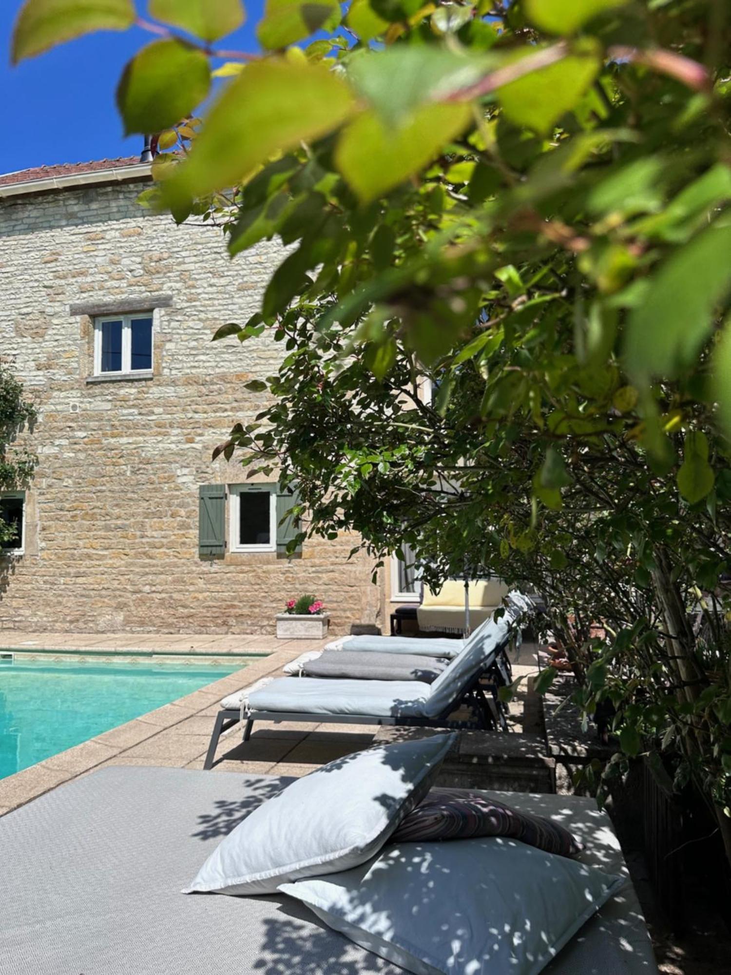 La Cour Des Delices Bed & Breakfast Gigny  ภายนอก รูปภาพ
