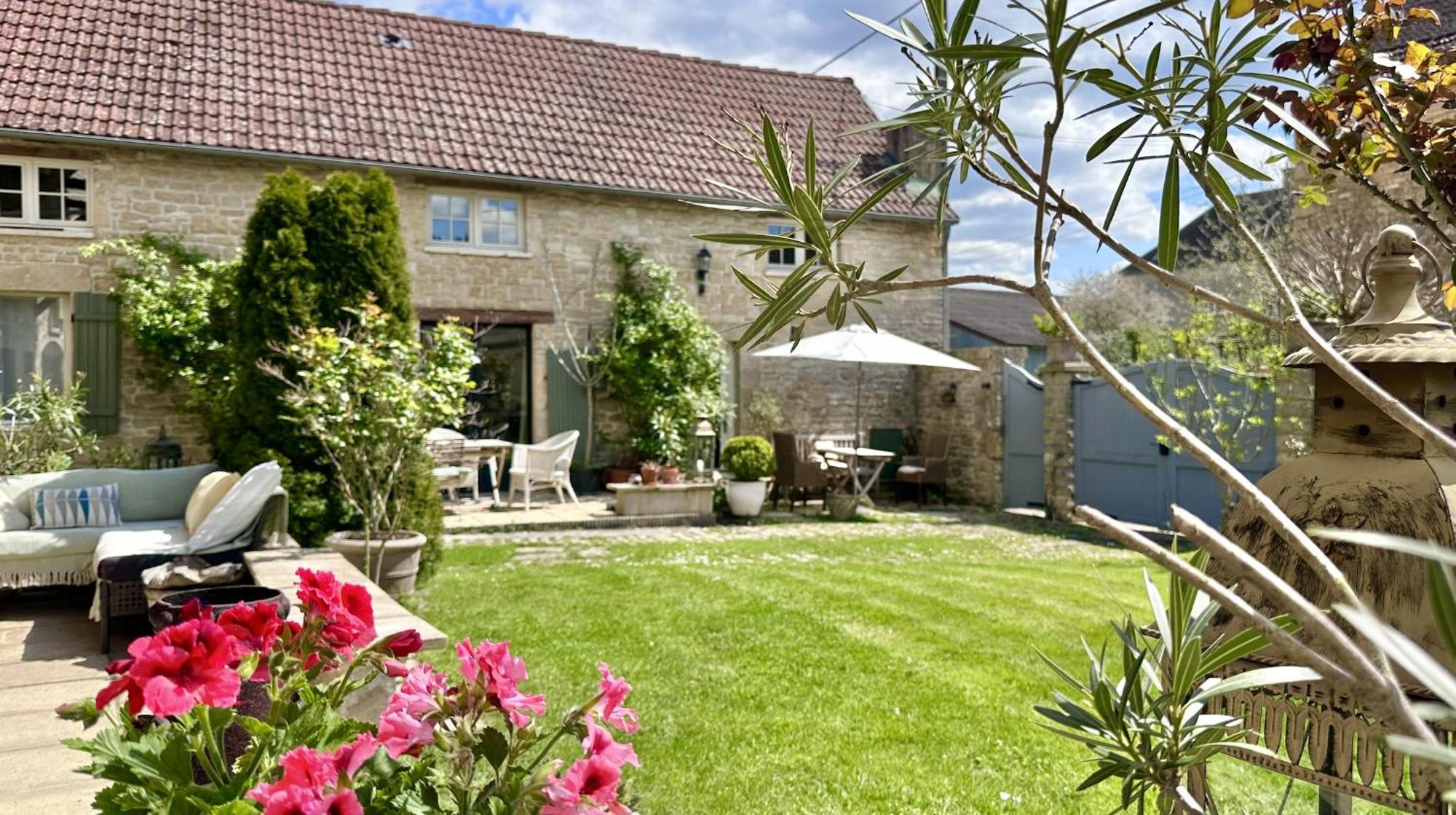 La Cour Des Delices Bed & Breakfast Gigny  ภายนอก รูปภาพ